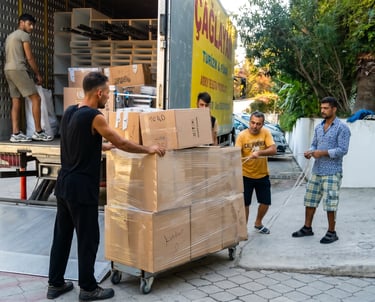 Antalya koli ve parça eşya nakliyesi için taşıma arabasıyla hızlı yükleme yapan nakliye ustası