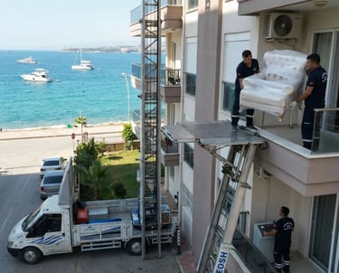 Konyaaltı'nda rezidans balkonuna asansörlü taşıma operasyonu