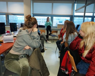 Uczestniczki wykładu z digital marketingu u Leszka Nowaka