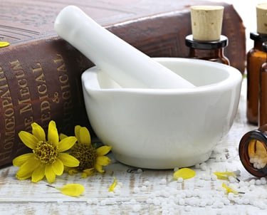 Homöopathie und Naturheilkunde Schale mit Kräutern 