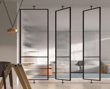 Puerta pivotante de cristal con marco negro en pasillo luminoso de diseño minimalista