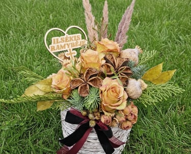 Vėlinių puokštės. Kolumbariumo puokštė. Panevėžyje. "RP Design"