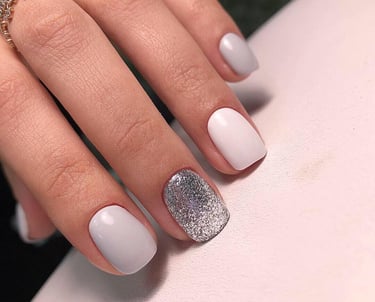 Atliktas „kombi“ manikiūras su ilgalaikiu lakavimu