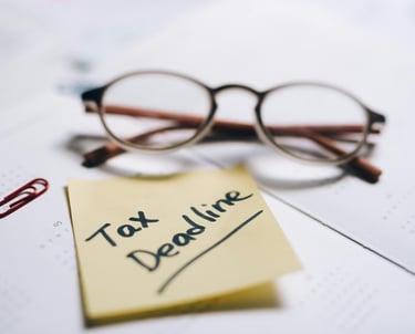 foto met een notitieblok waarop tax deadline staat