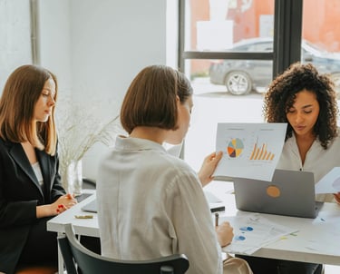 vrouw die naar cijfers kijkt