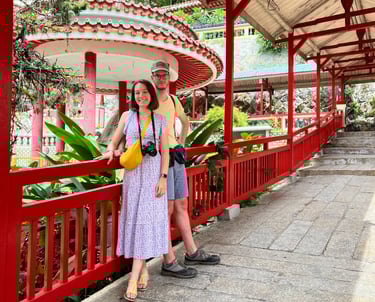 Marzia e Tommaso nel cortile del Kek Lok Si Temple, a Georgetown in Malesia