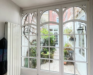 Porte fenêtre en bois blanc vue de l'intérieur