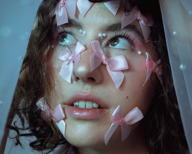 photo portrait artistique avec des noeuds sur le visage