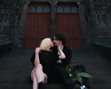Photo d'un couple sur les marches de la cathédrale de Clermont