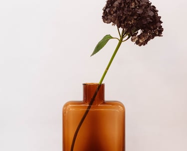 Photo décorative d'une fleur dans un vase style moderne