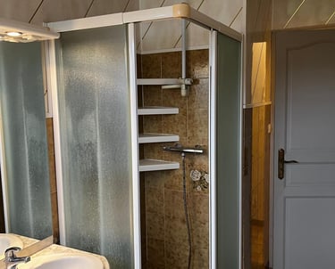 salle de bains avant rénovation par Lepezel Fermetures