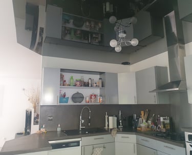 Plafond tendu PVC noir laqué cuisine