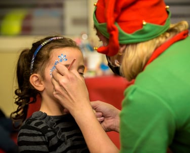 une fille avec un elfe de Noël sur son visage