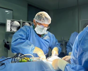 Dr Gilnard em Fortaleza no centro cirúrgico realizando neurocirurgia