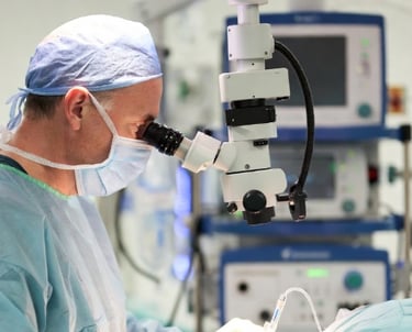 Figura de médico olhando no microscópio para neurocirurugia minimamente invasiva
