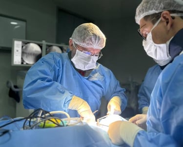 Dr Gilnard operando uma coluna vertebral em Fortaleza Ceará