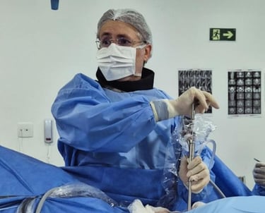 Dr Gilnard realizando Endoscopia da Coluna Vertebral em Fortaleza