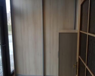 Prieškambario stumdomoji spinta