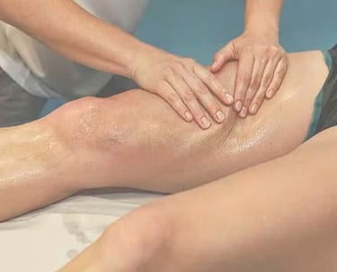 very deep tissue sports massage being performed on Quad muscle in Wollongong