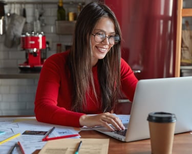 Curso de inglês online para adultos na Metropolis Idiomas — mulher estudando em casa.