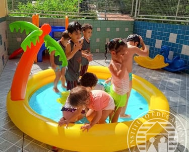 Alunos brincando em uma piscina