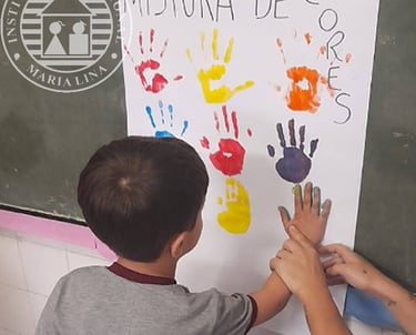 Aluno realizando atividade de pintura com as mãos