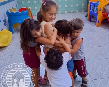 Alunos se abraçando