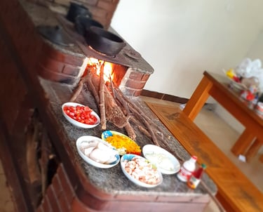 Culinária caseira em preparo no fogão a lenha na Pousada Santa Júlia, na Rota da Luz SP