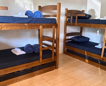 Camas confortáveis e ambiente tranquilo na Pousada Santa Júlia, ideal para peregrinos na Rota da Luz