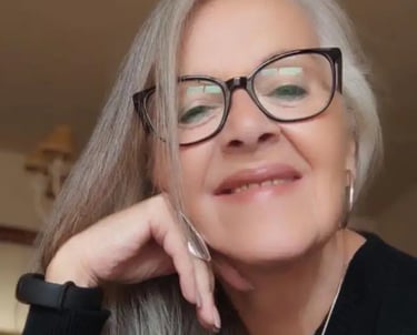 Conchita Escudero, terapeuta especializada, ofreciendo su testimonio sobre los servicios. de Natalia Orihuela Madrid