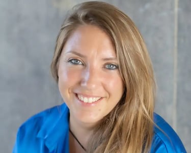 Ruth Casas Novas sonriendo, profesora de yoga y mindfulness, proporciona un testimonio positivo