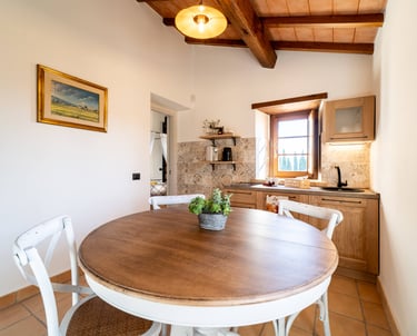 Cucina contemporanea completa di elettrodomestici