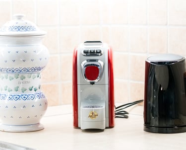 Macchina del caffè, bollitore e contenitore zucchero