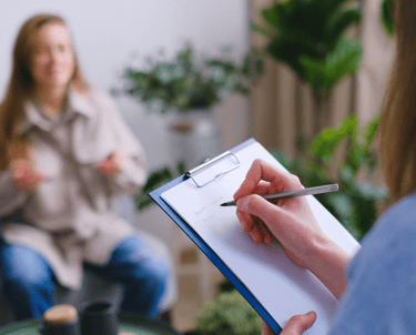 #Sessão de terapia presencial com terapeuta e cliente em um ambiente acolhedor e seguro, facilitando