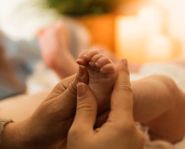 pied de bébé qui se fait masser