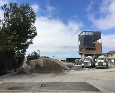 Cement aggregation plant with visual screening