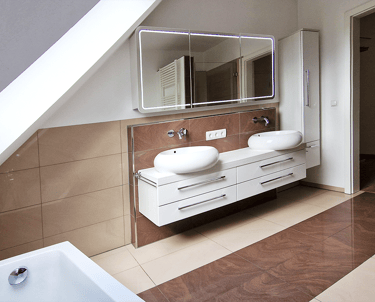 Doppelwaschbecken mit Unterschrank & LED-Spiegelschrank im modernen Bad der Maisonette ETW
