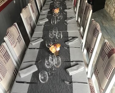 table décoré avec des tintes de gris dans le restaurent au fil du temps à Marboz