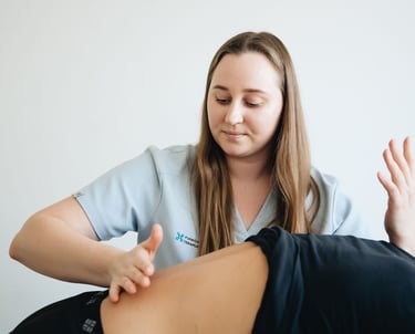 Ein Physiotherapeut behandelt einen Patienten mit manueller Therapie an der Wirbelsäule