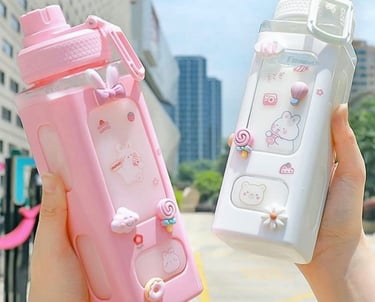 Borraccia kawaii con design colorato e divertente, ideale per portare l'acqua con stile in ogni occa