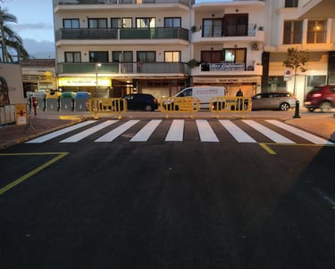 Pintado de paso de peatones en vía urbana en Ibiza