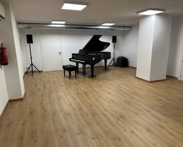 a yamaha grand piano in a small place with wood flow