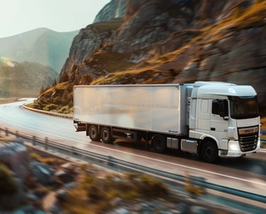 Camion de servicios de logística internacional transportando cargas para entrega rápida