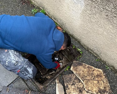 Une personne entrain de rechercher une fuite d'eau