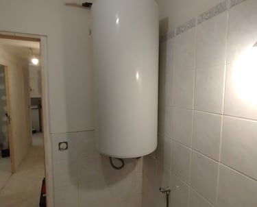un chauffe-eau sans réservoir dans une salle de bain