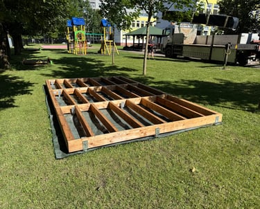 Medinės terasos karkasas montuojamas ant sraigtinių polių