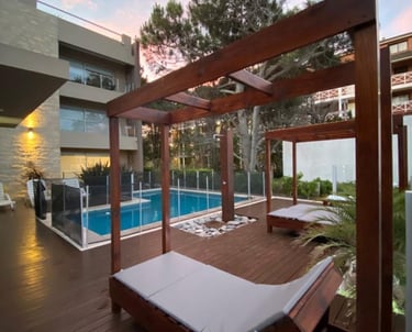 solarium con reposeras y camastros