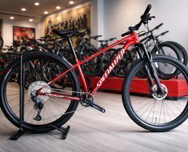 Bicicleta specialized roja parada en una parte del almacen 