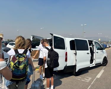 utasok beszállnak a transzferbuszba