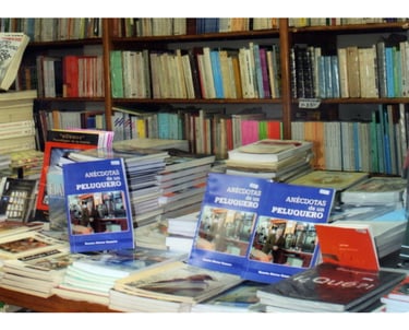 Librería con Libros, destacándose: Anécdotas de un Peluquero, de Ramón H. Romero